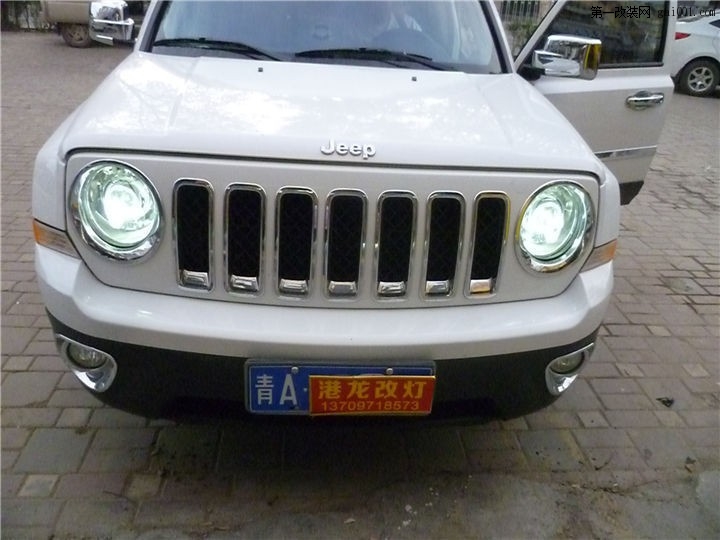 青海西宁吉普自由客车灯升级改装海拉5透镜@港龙改灯