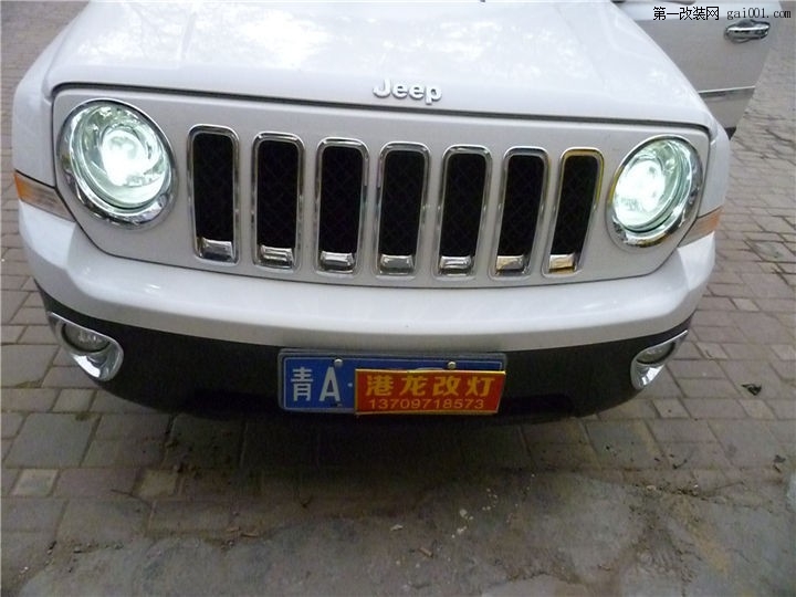 青海西宁吉普自由客车灯升级改装海拉5透镜@港龙改灯