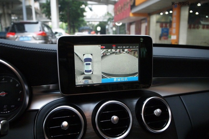 奔驰C200安装360度全景可视行车记录仪 重庆渝大昌