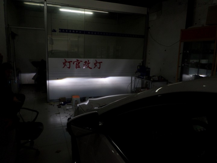 北京专业灯光升级比亚迪秦改装双光透镜氙气灯实体店
