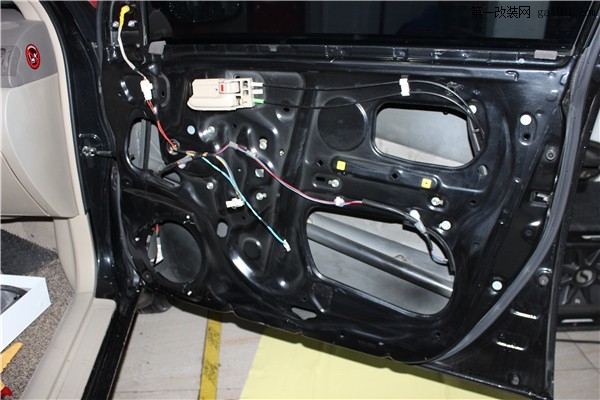 5原车空荡荡的门板亟需安装隔音材料.jpg