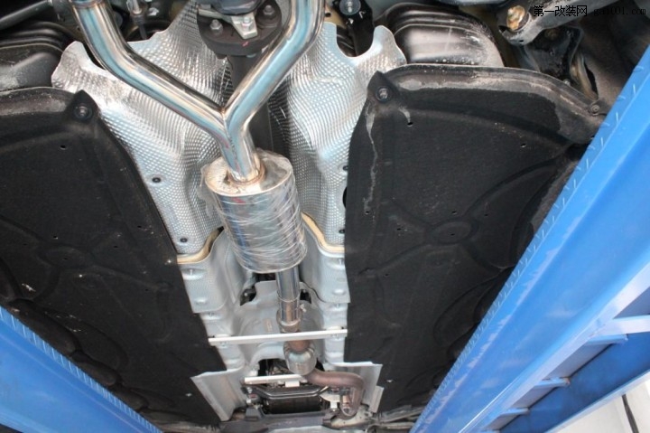 奔驰E200排气改装作业