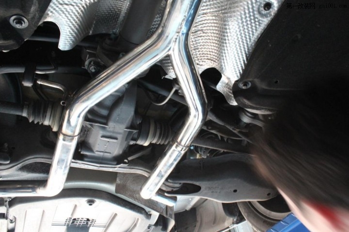 奔驰E200排气改装作业