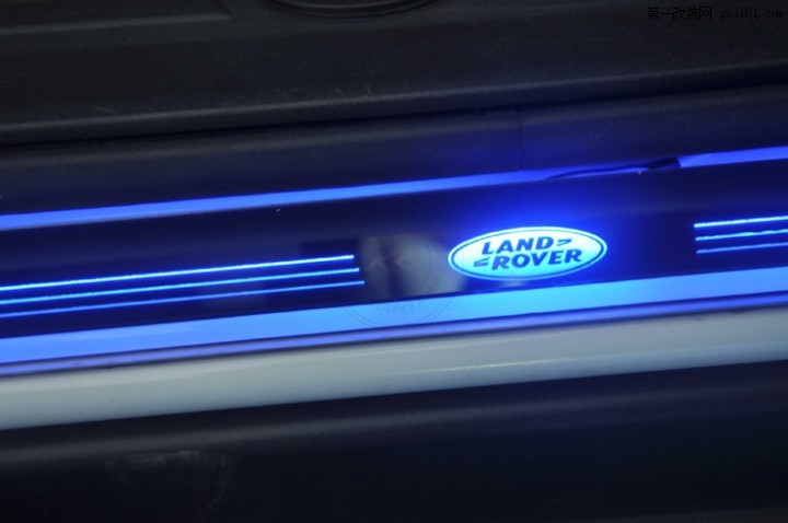 路虎LED流光迎宾踏板 大大提升了整个内饰的档次
