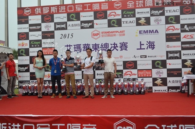 22 获得SQ音质经验组20K 冠军的广东仔得奖丰田锐志王先生（中间）上台领奖.JPG.jpg
