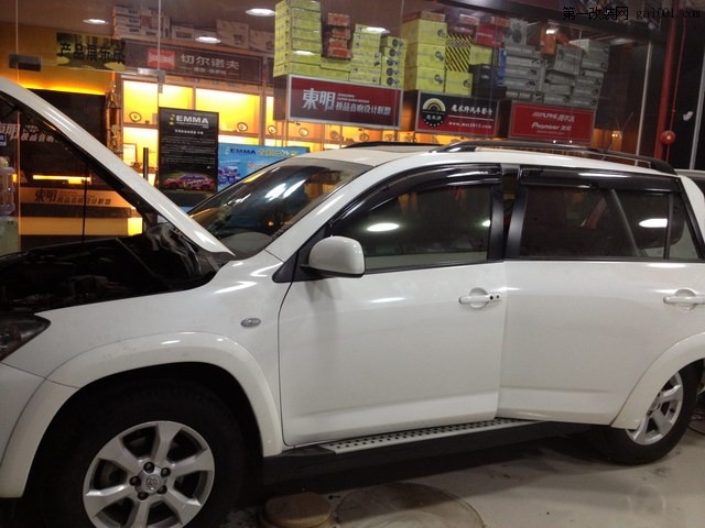 0丰田RAV4在魔术师店内施工.JPG