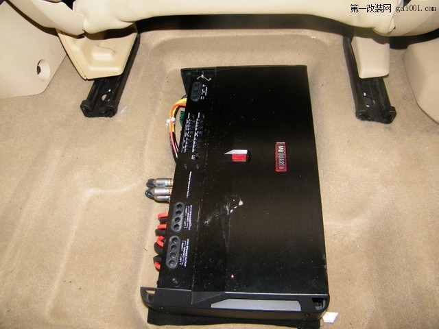 9RA460.4功放将隐藏装在座位底下.JPG
