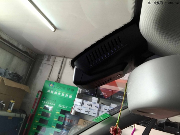 天津奔驰GLK260隐藏式行车记录仪