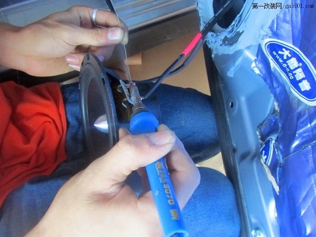 8喇叭线头焊接，保证了电流顺畅，确保喇叭的正常发挥.JPG