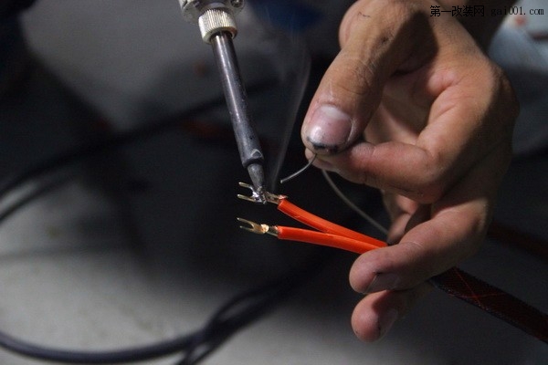 10线材接线进行焊接，确保线材连接的稳固和线头的接接触良好，保证用电电流流通的顺畅.jpg