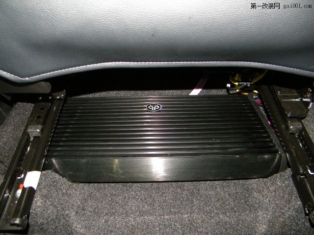 10 DB 1600.4功放装在座位底下，少占空间.JPG