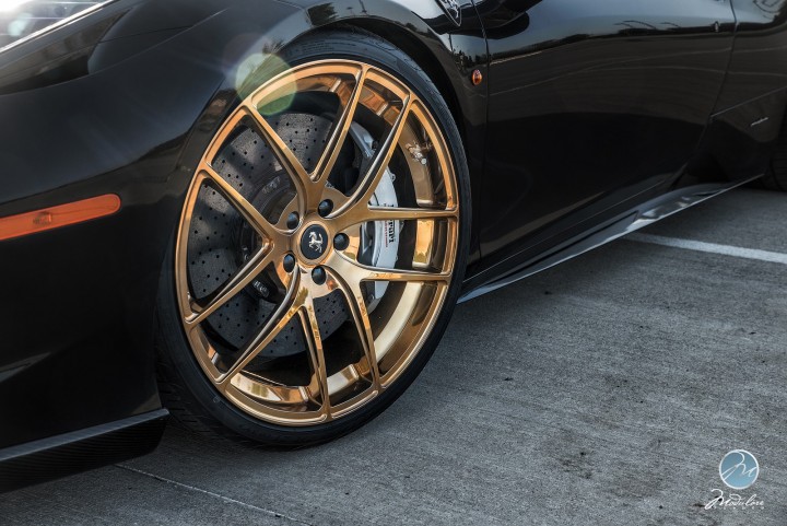 黑色法拉利458 Italia改装金色的Modulare轮毂