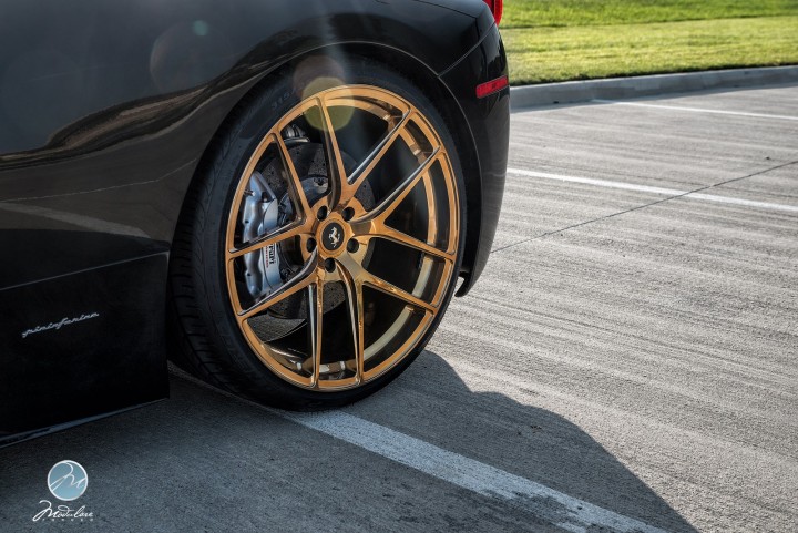 黑色法拉利458 Italia改装金色的Modulare轮毂