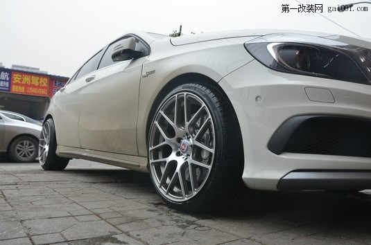 成都极速轮毂奔驰A45 AMG 升级19寸轮毂