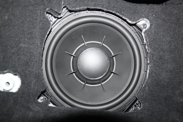 5英国百富龙宝马专用三分频的中低音装座位底下原位.JPG