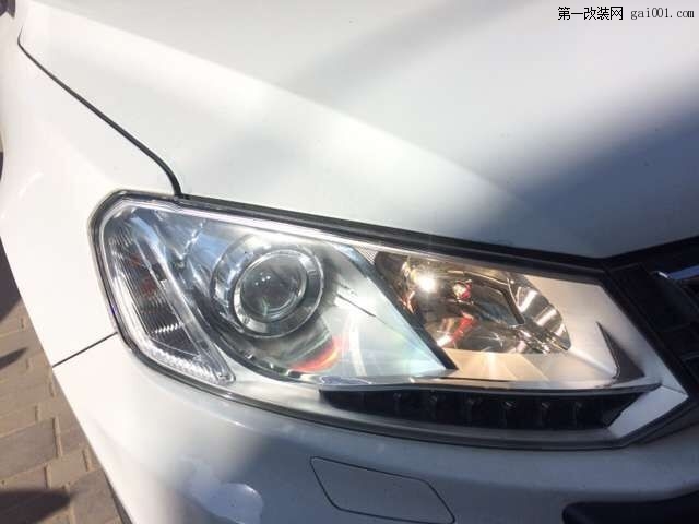西宁港龙改装众泰T600汽车大灯透镜案例。