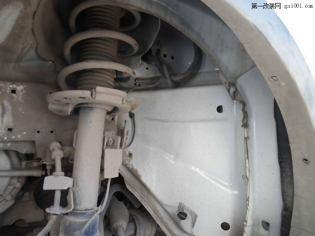 14福特翼虎原车轮弧结构隔音措施十分欠缺，隔音是必做不可.JPG
