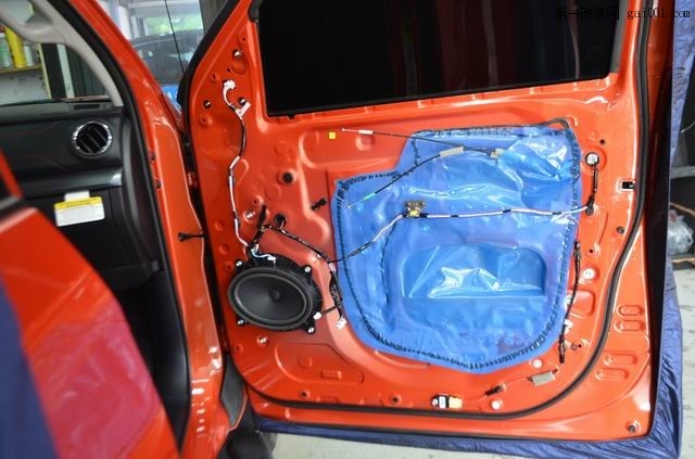 3丰田坦途原车门板只是一层蓝色薄塑胶纸遮掩，对隔音毫无用处.JPG