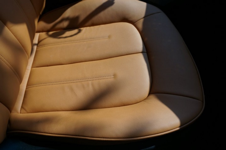 奥迪A6L湖南长沙改装包史耐德热带黄汽车真皮座椅套作业贴
