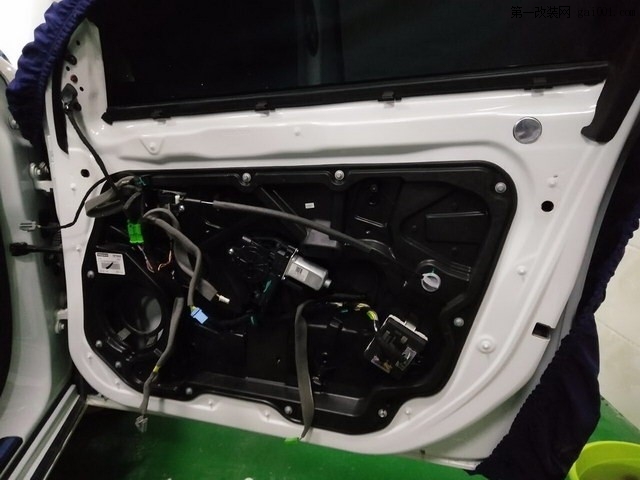 1沃尔沃S60L原车前门板拆开的结构.jpg