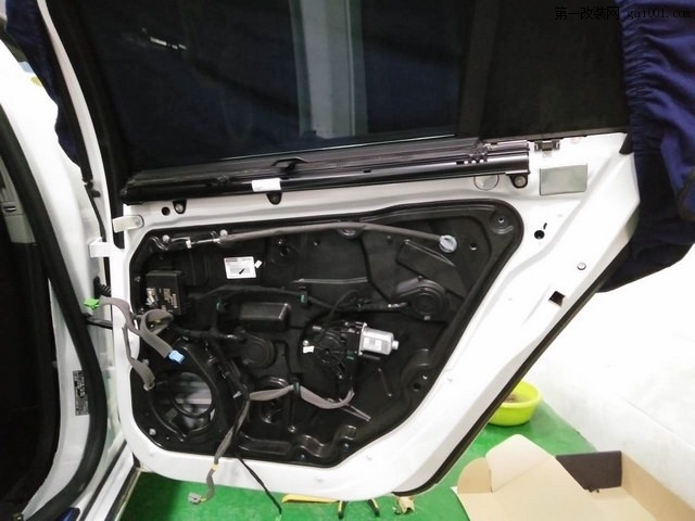 2沃尔沃S60L原车后门板拆开的结构.jpg
