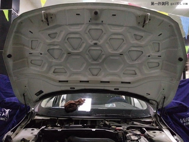 20沃尔沃S60L原车引擎盖结构只是单薄的铁皮用料.jpg