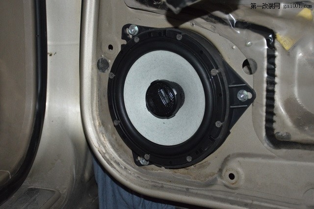 9洛克力量MVP-M600同轴喇叭安装在后门板上.JPG