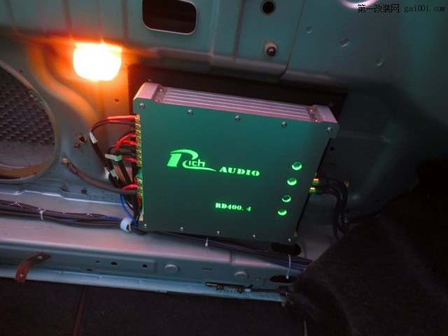 7Rich RD400.4功放安装于尾箱顶部，有效的节省了尾箱空间.jpg
