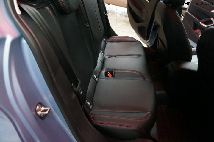 精彩改装-湖南长沙史耐德定制改装包标致308S超纤皮料座椅套