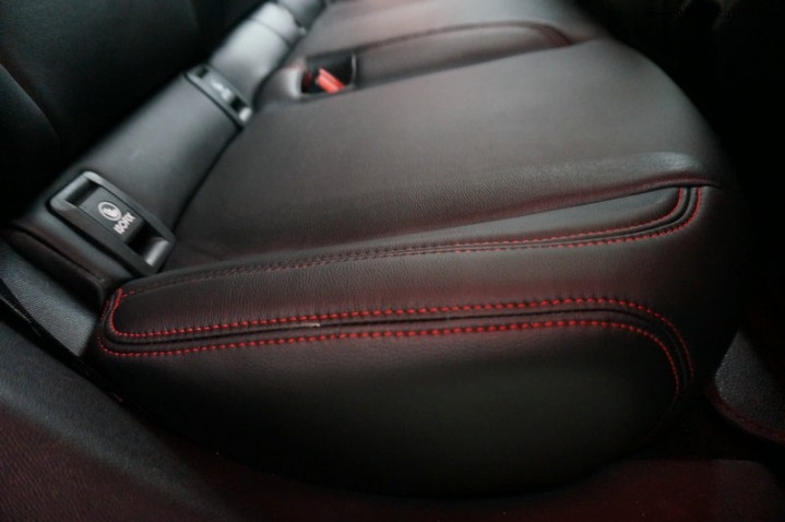 精彩改装-湖南长沙史耐德定制改装包标致308S超纤皮料座椅套