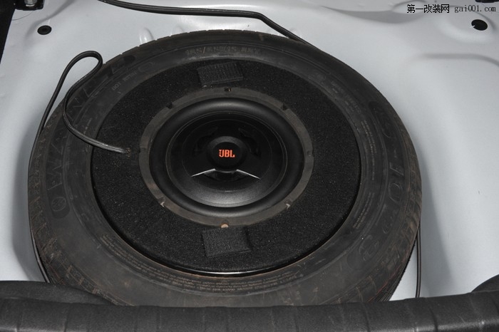 5JBL 10寸超薄低音装于备用胎中央.jpg