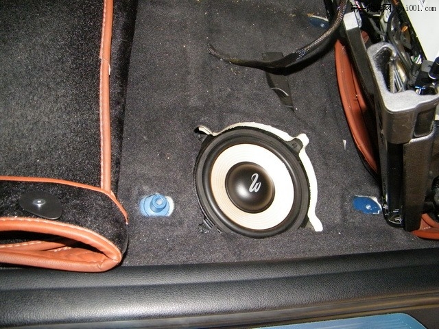 9西海岸WCC200.3BMW宝马专用三分频中低音喇叭安装于座位底下.JPG