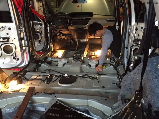 7技术人员对雪铁龙C4毕加索原车底盘进行拆卸图.jpg