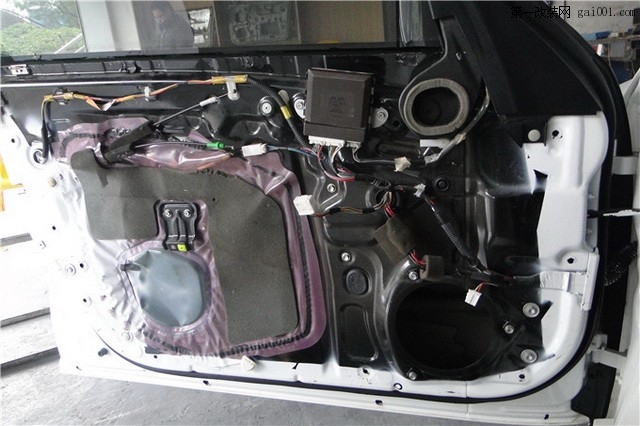 3雷克萨斯GS430原车门板隔音材料甚是欠缺.JPG