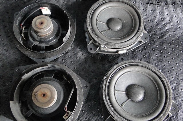 4雷克萨斯GS430原车喇叭用料简陋，做工粗糙.JPG