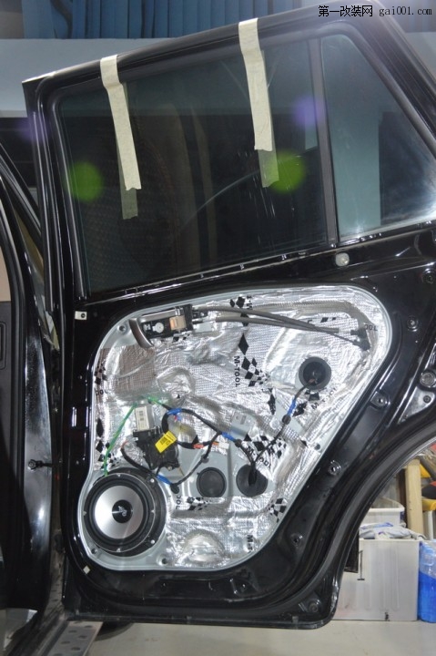 8洛克力量R650中低音喇叭安装于后门板原位处.JPG
