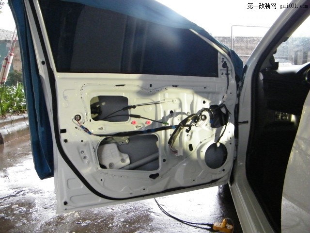 2丰田威驰原车门板空洞较大，需进行隔音处理.jpg