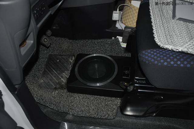 11帝客8寸超薄低音装于座位底下，便捷安装，不占用车内空间.JPG