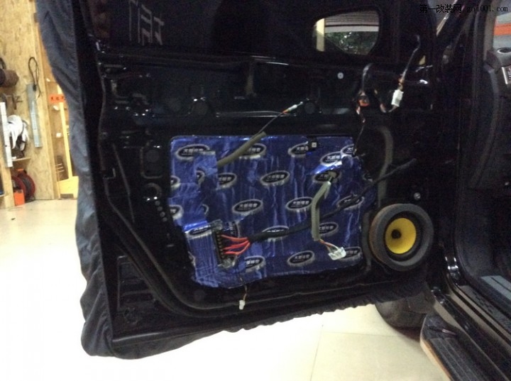 10惠威F1600II中低音喇叭安装于前门板原位处.JPG