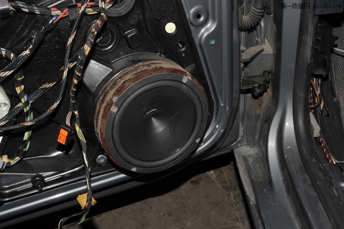 4赫兹FCK165中低音喇叭安装于前门板原位处.jpg