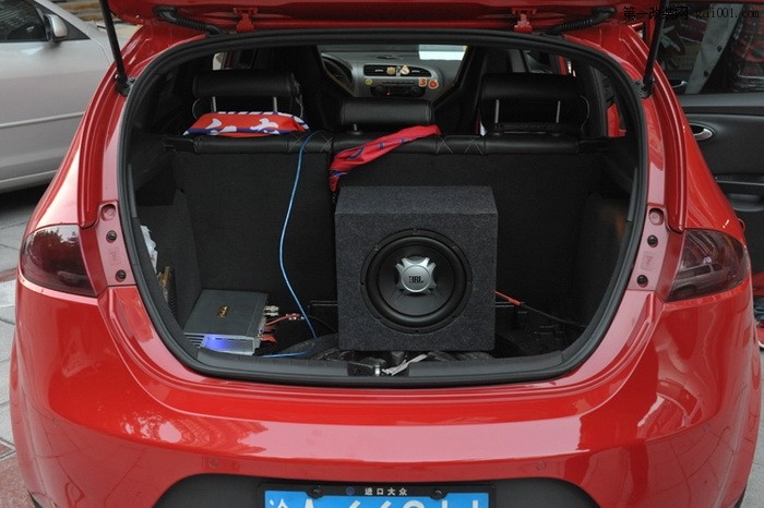 10 JBL GT5-10超低音安装于尾箱内.jpg