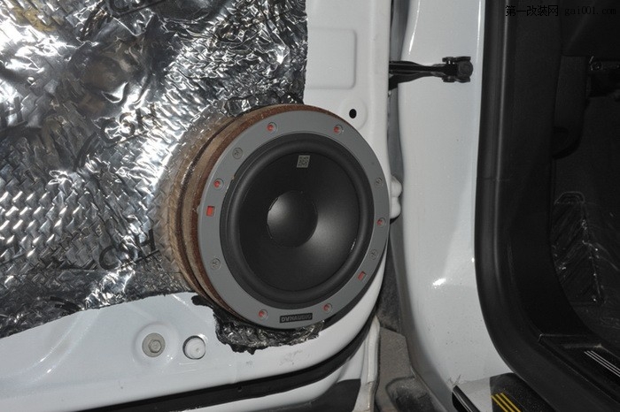 3丹麦丹拿S232中低音喇叭安装于前门板原位处.jpg