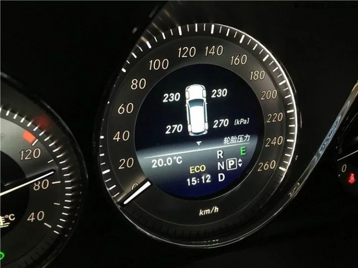奔驰GLK260改原厂盲点辅助 胎压监测 三色氛围灯