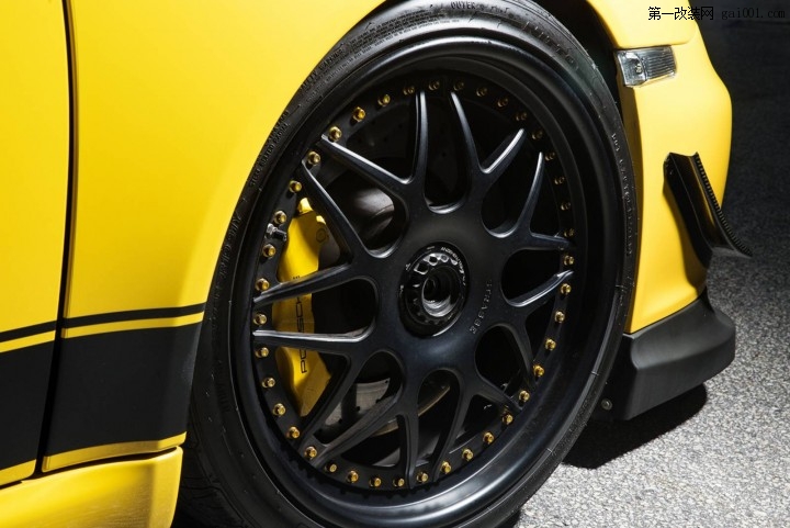 极速黄色保时捷911 GT3
