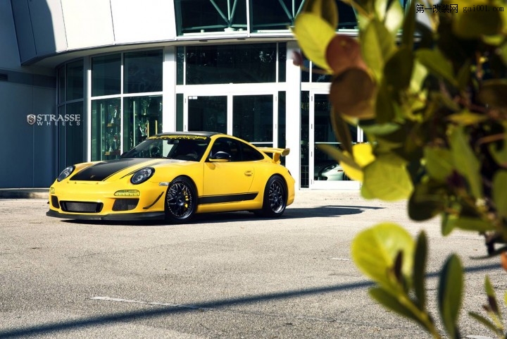 极速黄色保时捷911 GT3