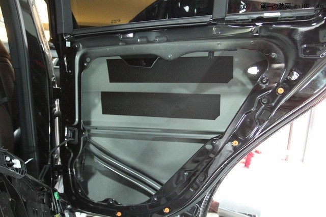 2奔驰ＭＬ400原车门板空洞较大，需进行隔音处理.JPG
