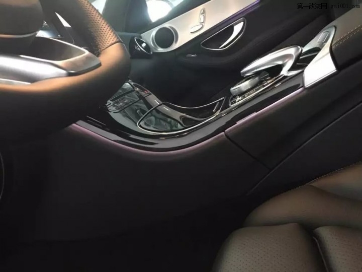W205新款C200升级原厂全车三色氛围灯、原厂翻盖倒影、专车专用隐藏式行车记录仪…… 6.jpg