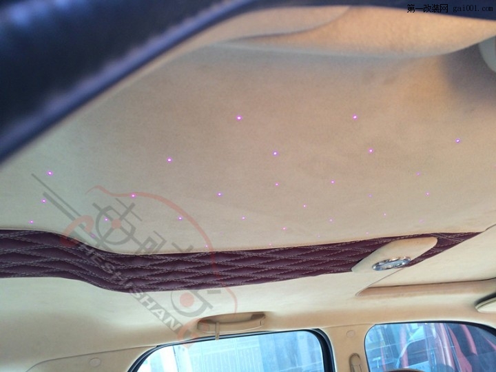 内饰顶棚满天星效果,在车里也看美美的星空
