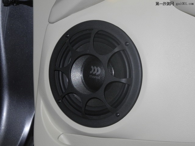 5摩雷优特声603中低音喇叭的安装特写.JPG