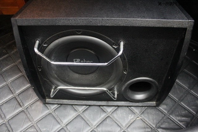 13雷贝琴R7ES超低音安装于尾箱内.JPG